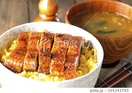 錦糸玉子と鰻の蒲焼きの丼ぶりとお味噌汁 錦糸玉子と鰻の蒲焼きの丼ぶりとお味噌汁 105243783