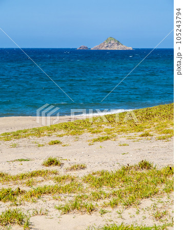 白兎海岸と日本海の風景。沖には大島が見える。(縦構図) 105243794
