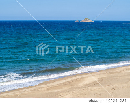 「因幡の白兎」の舞台とされる白兎海岸(鳥取県鳥取市)の砂浜の波打ち際と、夏の穏やかな日本海の風景。 105244281