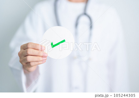 Doctor show Right symbol paper. True and false, accept and rejected, evaluation, Diagnosis, Vote, Poll, Yes or No, Health, Medical and Survey concepts Doctor show Right symbol paper. True and false, accept and rejected, evaluation, Diagnosis, Vote, Poll, Yes or No, Health, Medical and Survey concepts 105244305