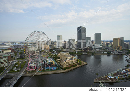 横浜ランドマークの高層ビルのバルコニーからの景色 横浜ランドマークの高層ビルのバルコニーからの景色 105245523