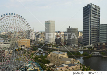 横浜ランドマークの高層ビルのバルコニーからの景色 105245538