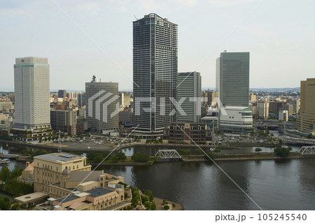 横浜ランドマークの高層ビルのバルコニーからの景色 横浜ランドマークの高層ビルのバルコニーからの景色 105245540
