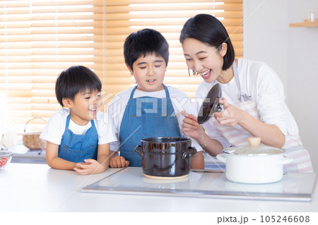 土鍋の蓋を開けて炊き立てご飯を見る家族 土鍋の蓋を開けて炊き立てご飯を見る家族 105246608