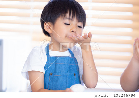 炊き立てご飯でおにぎりを作る男の子 炊き立てご飯でおにぎりを作る男の子 105246794