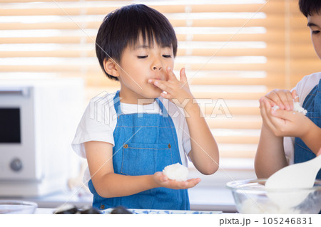 炊き立てご飯でおにぎりを作る男の子 105246831