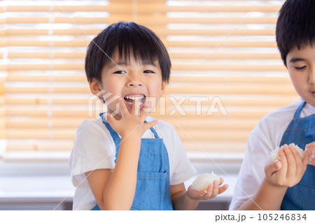 炊き立てご飯でおにぎりを作る男の子 105246834
