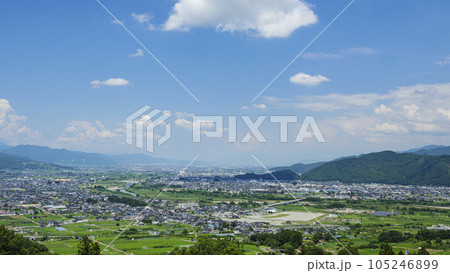 長野県千曲市の観光名所の姨捨駅と姨捨棚田（夏） 105246899