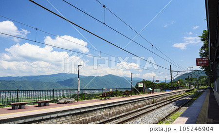 長野県千曲市の観光名所の姨捨駅と姨捨棚田（夏） 105246904