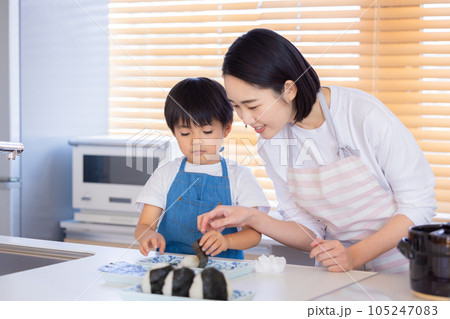 おにぎりを作る男の子とママ おにぎりを作る男の子とママ 105247083