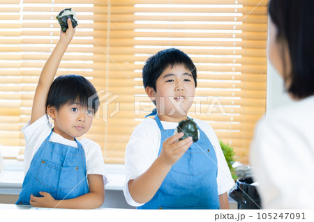 おにぎりを作る男の子とママ おにぎりを作る男の子とママ 105247091