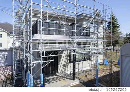 リフォーム中の住宅の外観（空撮） 105247293