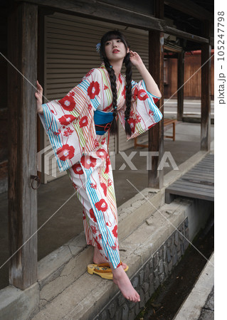 浴衣でポージングを決めるおさげ髪の若い女性 浴衣でポージングを決めるおさげ髪の若い女性 105247798
