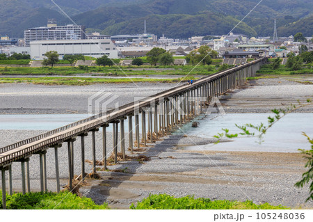 大井川にかかる木造の橋　蓬莱橋を歩く 105248036