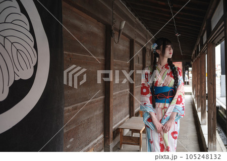 歴史ある町並を歩く浴衣姿の若い女性 105248132