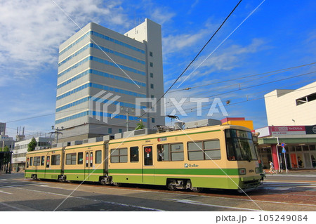 広電本社前を走る広島電鉄路面電車 広電本社前を走る広島電鉄路面電車 105249084