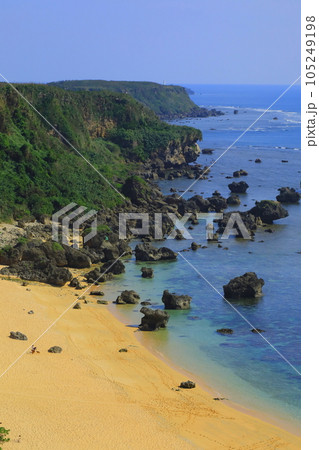 宮古ブルーの海と東平安名崎(宮古島・縦構図) 宮古ブルーの海と東平安名崎(宮古島・縦構図) 105249198