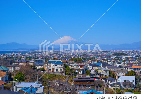 神奈川県藤沢市の富士見坂付近から西側の街並み(片瀬山,片瀬,富士山,丹沢山地など)を見る 神奈川県藤沢市の富士見坂付近から西側の街並み(片瀬山,片瀬,富士山,丹沢山地など)を見る 105250479