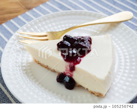ブルーベリージャムをかけたレアチーズケーキ 105250742