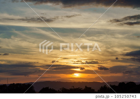 黄金色に輝く夕暮れの空 黄金色に輝く夕暮れの空 105250743