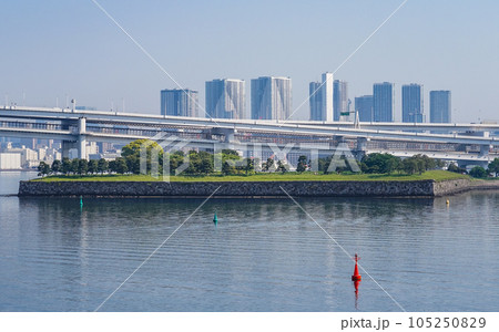 晴れた春の朝 お台場海浜公園展望デッキからレインボーブリッジ 晴れた春の朝 お台場海浜公園展望デッキからレインボーブリッジ 105250829