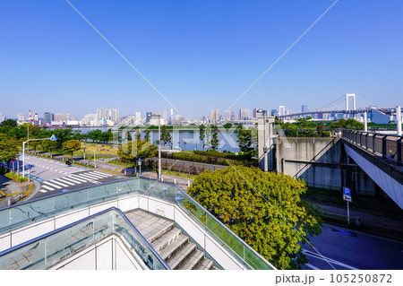 晴れた春の朝　お台場海浜公園展望デッキからレインボーブリッジ 105250872