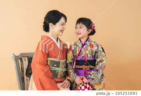 着物を着た親子 和装の記念撮影 写真館 フォトスタジオ 着物を着た親子 和装の記念撮影 写真館 フォトスタジオ 105251091