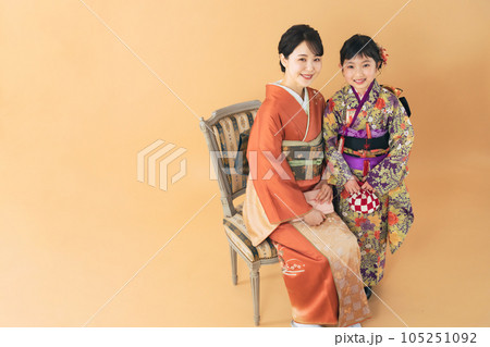 着物を着た親子 和装の記念撮影 写真館 フォトスタジオ 着物を着た親子 和装の記念撮影 写真館 フォトスタジオ 105251092