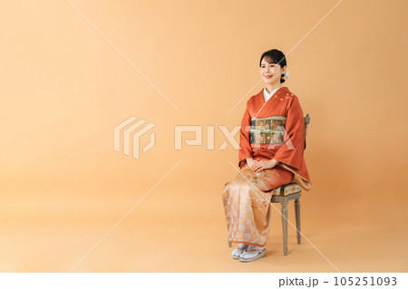 着物を着た女性　和装の記念撮影　写真館　フォトスタジオ 105251093