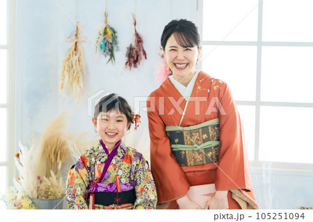 着物を着た親子　和装の記念撮影　写真館　フォトスタジオ 105251094