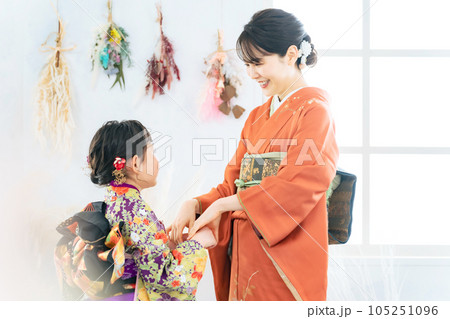 着物を着て踊る親子　和装の記念撮影　写真館　フォトスタジオ 105251096