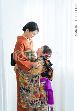着物を着た親子　和装の記念撮影　写真館　フォトスタジオ 105251102