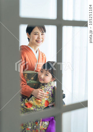 着物を着た親子　和装の記念撮影　写真館　フォトスタジオ 105251104