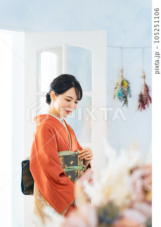着物を着た女性　写真館　フォトスタジオ 105251106