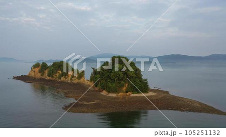 東広島市安芸津町木谷赤崎沖の唐船島空撮2 東広島市安芸津町木谷赤崎沖の唐船島空撮2 105251132