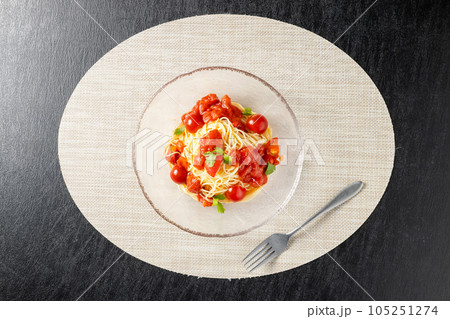 トマトの冷製パスタ　Cold pasta with tomato and basil 105251274