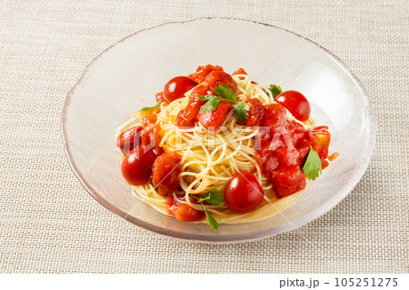 トマトの冷製パスタ Cold pasta with tomato and basil トマトの冷製パスタ Cold pasta with tomato and basil 105251275