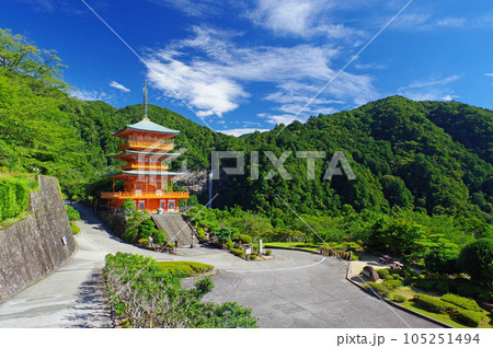 那智山青岸渡寺三重塔と那智の滝 那智山青岸渡寺三重塔と那智の滝 105251494