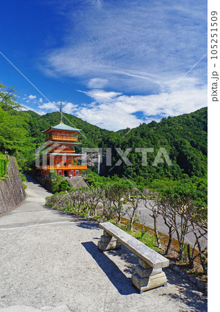 那智山青岸渡寺三重塔と那智の滝 105251509