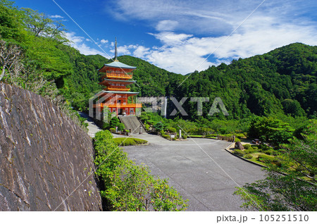 那智山青岸渡寺三重塔と那智の滝 105251510