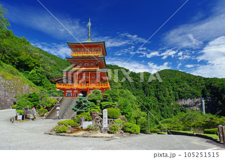那智山青岸渡寺三重塔と那智の滝 105251515