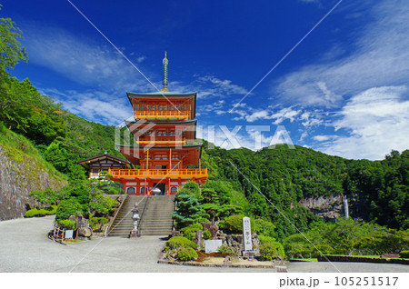 那智山青岸渡寺三重塔と那智の滝 那智山青岸渡寺三重塔と那智の滝 105251517