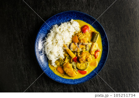 スパイスカレー curry and rice with spices and chicke スパイスカレー curry and rice with spices and chicke 105251734