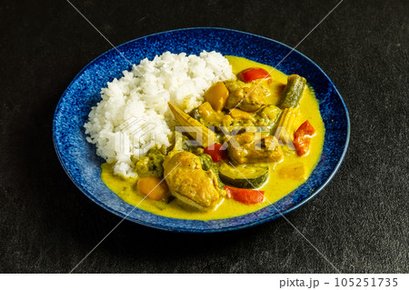 スパイスカレー curry and rice with spices and chicke スパイスカレー curry and rice with spices and chicke 105251735