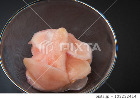 新生姜が出回ると作りたくなる、新生姜の甘酢漬け 105252414