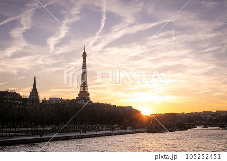 アルマ橋から望むエッフェル塔の夕景 105252451