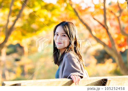 紅葉狩りを楽しむ若い女性 105252458
