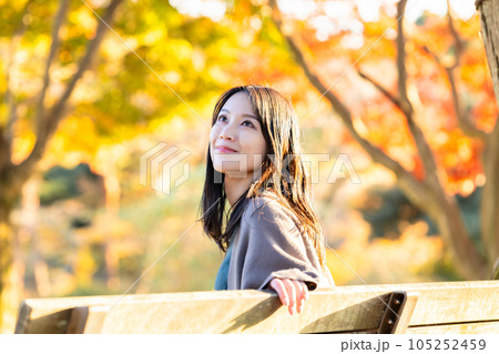 紅葉狩りを楽しむ若い女性 105252459