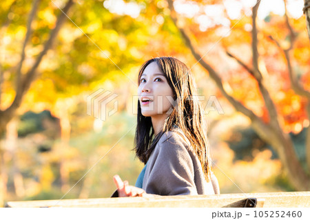 紅葉狩りを楽しむ若い女性 105252460
