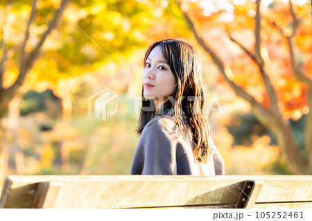 紅葉狩りを楽しむ若い女性 105252461